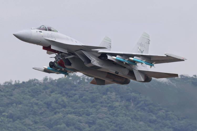 殲-15T，新一代艦載戰(zhàn)斗機(jī)的優(yōu)勢(shì)與挑戰(zhàn)，殲-15T新一代艦載戰(zhàn)斗機(jī)的優(yōu)勢(shì)與挑戰(zhàn)解析