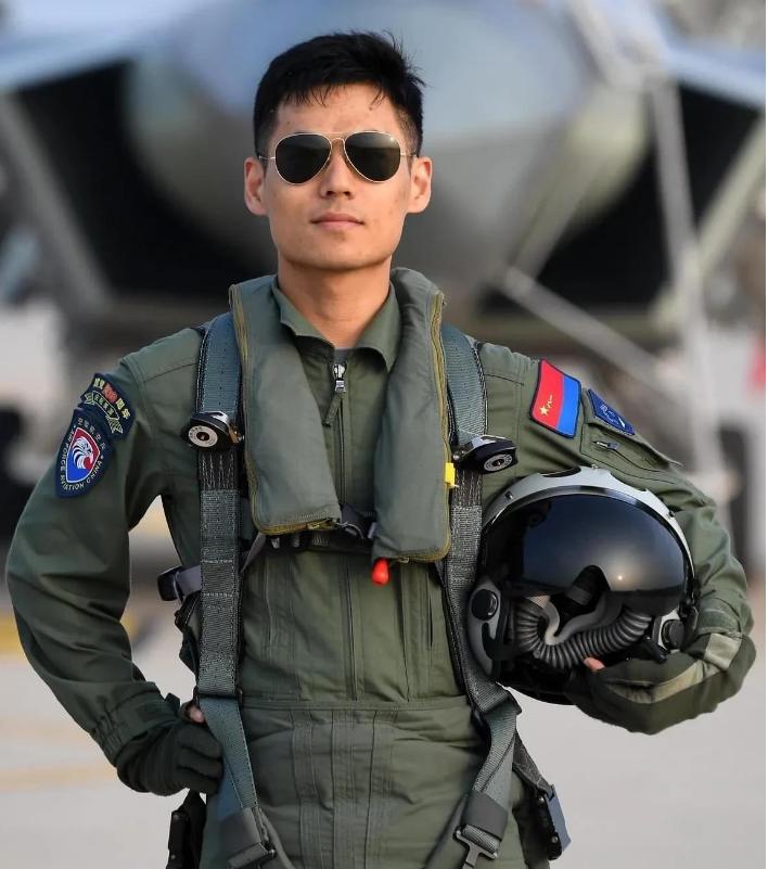 揭秘殲二零戰(zhàn)斗機的卓越性能與獨特優(yōu)勢，揭秘殲二零戰(zhàn)斗機的卓越性能與獨特優(yōu)勢，空中霸主的力量解析