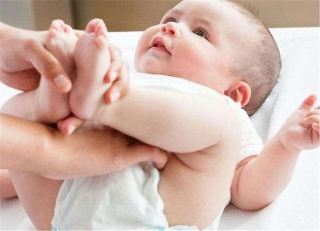 嬰兒稀便與水樣便的區(qū)別，深入了解嬰兒消化健康的關鍵，嬰兒稀便與水樣便的區(qū)別，嬰兒消化健康的深度解析