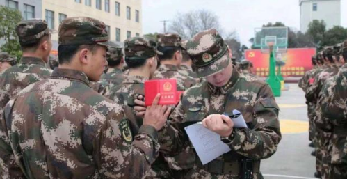 關(guān)于在校大學(xué)生是否應(yīng)該去當(dāng)兵的思考與建議，在校大學(xué)生是否應(yīng)參軍的深度思考及建議